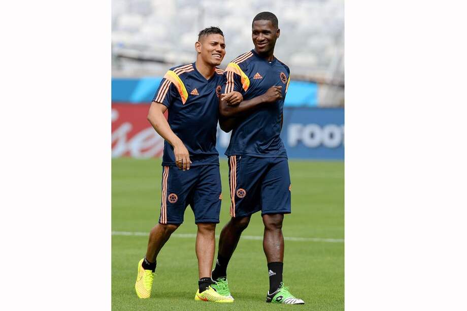 Cristian Zapata (der.) comparte en el entrenamiento con Alexánder Mejía, ayer en la sede de Colombia, en Cotía. / AFP