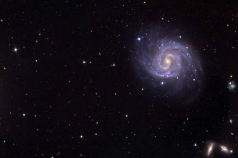 Entorno de la galaxia NGC1052 (esferoide blanquecino a la izquierda), en cuyas proximidades se encuentra NGC1052-DF2. /