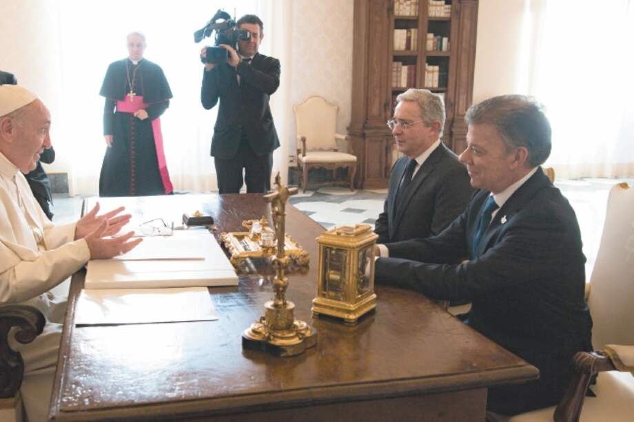 El papa Francisco recibió en El Vaticano al presidente Santos y al expresidente Uribe en diciembre pasado. / Presidencia