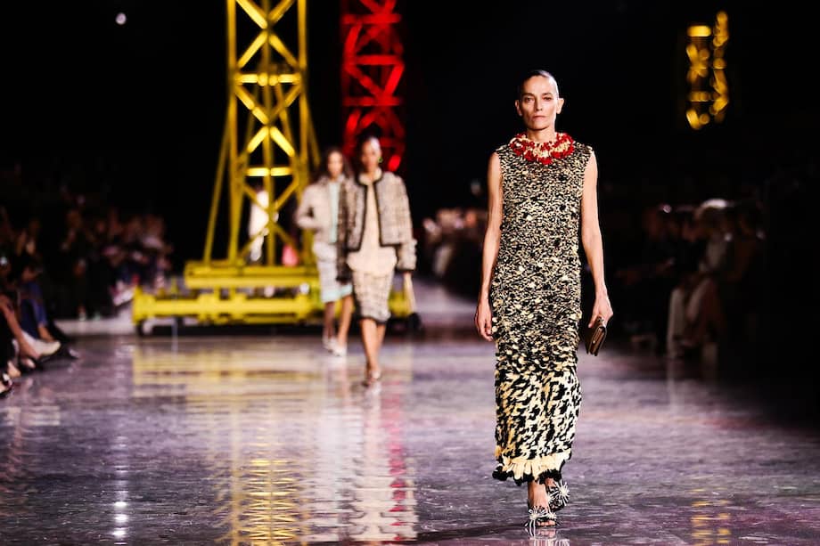 Las modelos lucen las creaciones de la colección Otoño/Invierno 2026 del diseñador franco-belga Matthieu Blazy para Chanel durante la Semana de la Moda de París, en París, Francia, el 9 de marzo de 2026. La presentación de las colecciones de mujer se celebra del 2 al 10 de marzo de 2025. / EFE/EPA/Teresa Suárez