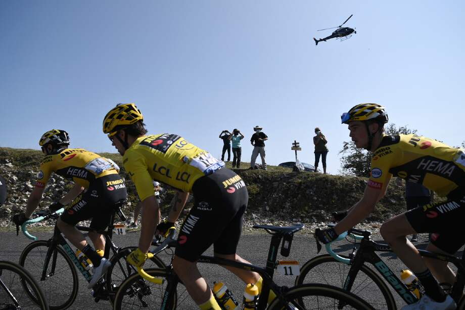 Primoz Roglic en compañía de su equipo (Jumbo-visma) en el recorrido de la etapa 15 del Tour de Francia 2020.
