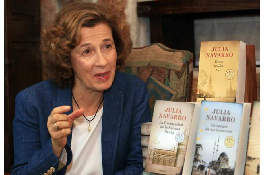 Navarro llegó a la novela de manera "natural" desde el periodismo, profesión que ejerció durante más de 35 años en los que hizo "prácticamente de todo": desde presentar informativos de televisión hasta publicar libros sobre política, hasta que en 2004 publicó su primera novela, "La hermandad de la sábana santa", su primer gran éxito editorial. / EFE