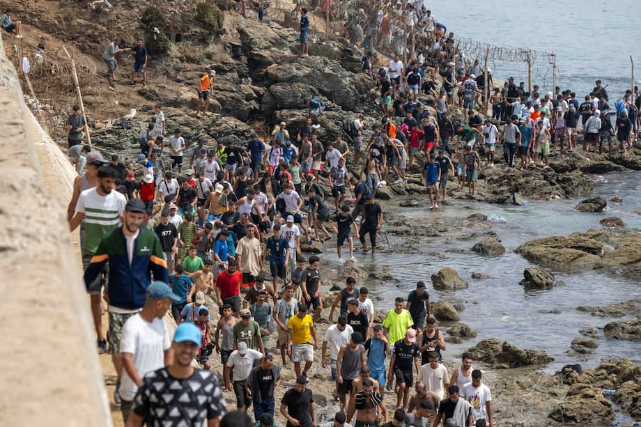 Jóvenes regresan de España por el paso fronterizo de Bab Sebta, en Marruecos, tras los disturbios registrados cerca de la frontera, donde miles intentaron cruzar hacia Ceuta y se enfrentaron con las fuerzas de seguridad marroquíes.