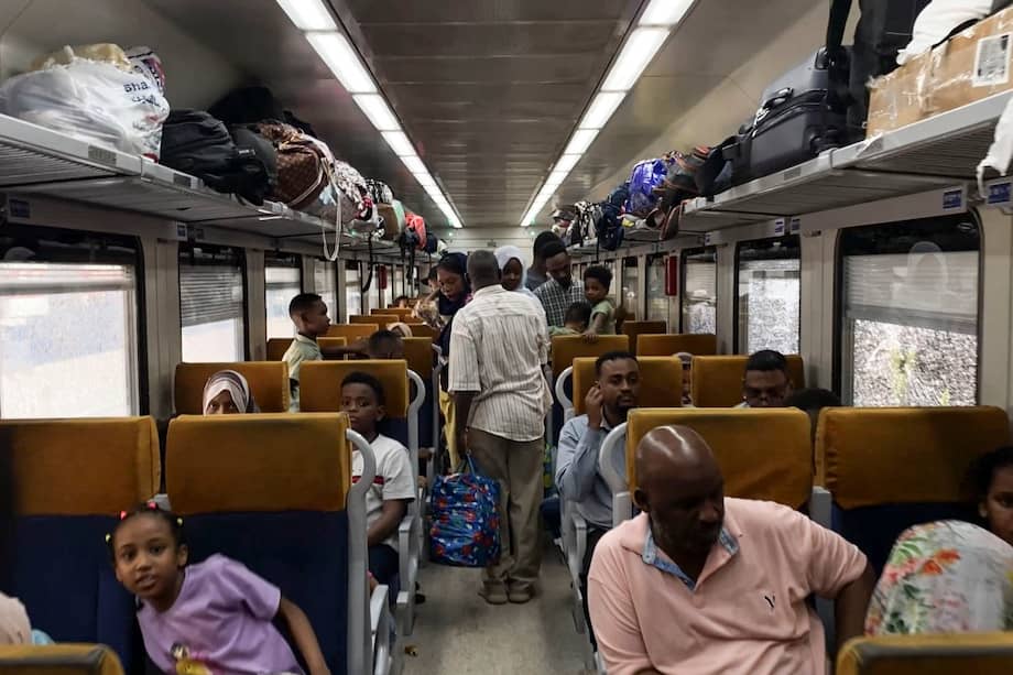 EL CAIRO, 03/09/2025.- Pasajeros sudaneses toman asiento en uno de los once vagones del tren reservado para que los refugiados retornen a su país desde El Cairo. En la céntrica estación de ferrocarril de Ramsés, en El Cairo, el bullicio habitual se mezcla con aires de despedida y esperanza. Alrededor de 940 refugiados sudaneses, cargados con grandes bultos y maletas con pertenencias y recuerdos acumulados durante su exilio, se preparan para abordar el tren que les llevará de regreso a su país. EFE/Rosa Soto