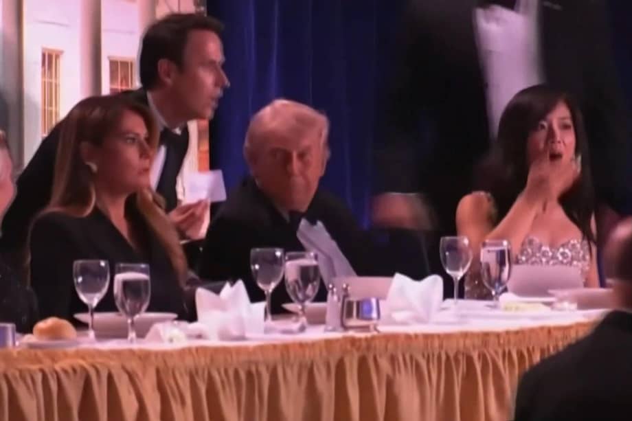 Captura de video, facilitada por la Casa Blanca, que muestra al presidente de Estados Unidos, Donald Trump, en medio de la emergencia desatada en una cena de corresponsales en Washington.