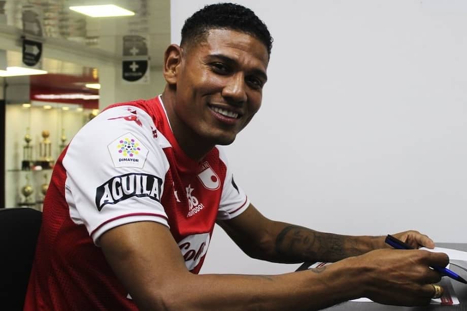 Alex Mejía en la firma del contrato con el cuadro cardenal.