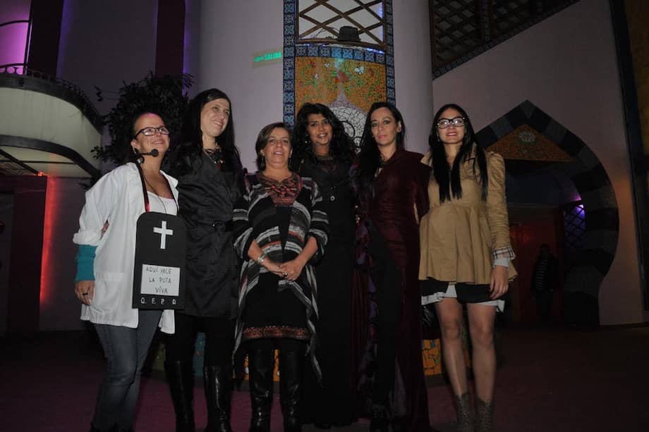 De izquierda a derecha: Jimena, ícono de la marcha de las putas, Mar Candela, Martha Sánchez, secretaria de la Mujer, Gina Potes, Natalia Peña e Iska Lozano. / Liz Durán-El Espectador