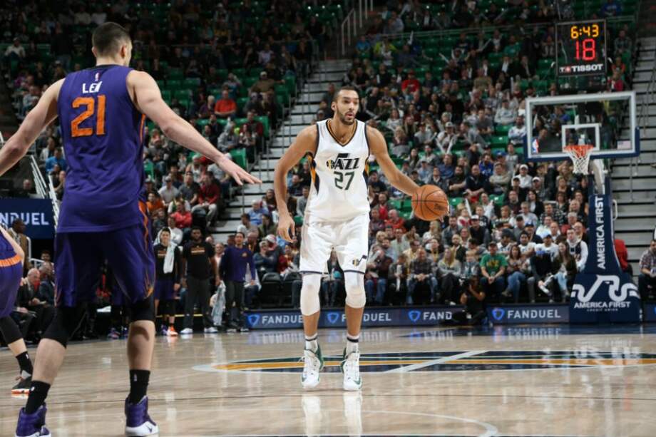 Rudy Gobert, número 27 de los Jazz de Utah, sostiene la pelota frente a un jugador de los Suns de Phoenix. / AFP