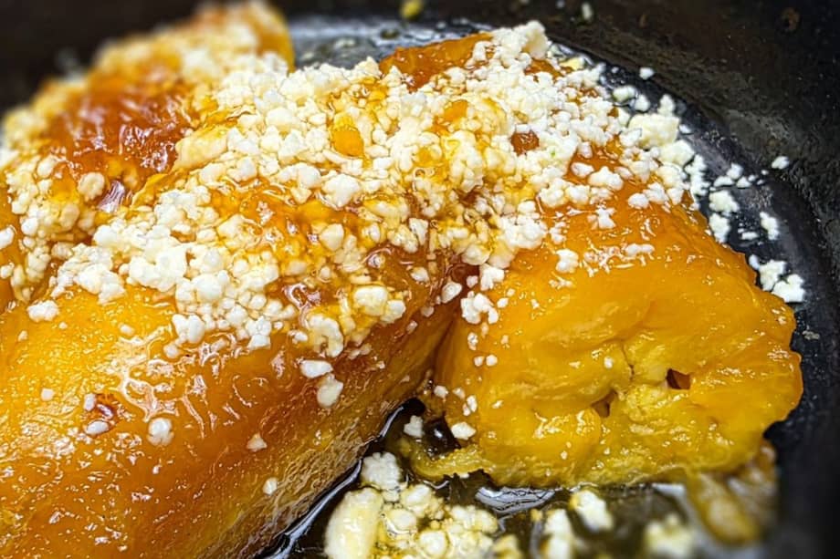 Los plátanos maduros son uno de esos platos de la cocina de tradición que tenemos en nuestra mesa cotidiana como joyas gastronómicas.