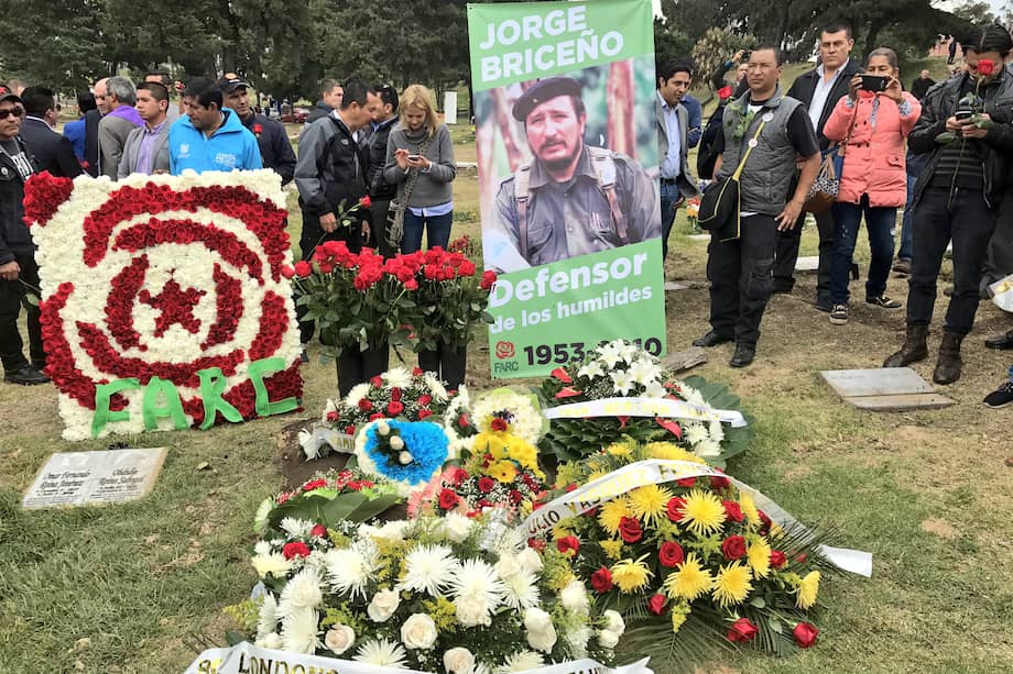 Varias ofrendas florales fueron llevadas a la tumba del "Mono Jojoy" en el cementerio El Apogeo, al sur de Bogotá. / Twitter: @AlapePastorFARC