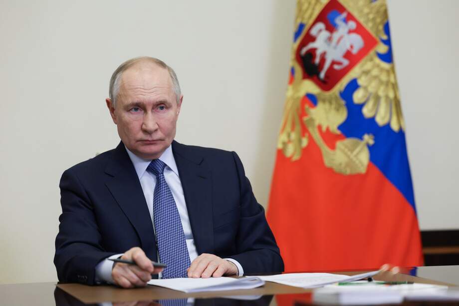 El presidente ruso Vladimir Putin observa durante una reunión por videoconferencia con el gobernador de Sebastopol Mikhail Razvozhayev (no en la foto) en la residencia estatal de Novo-Ogaryovo en las afueras de Moscú, Rusia.
(Rusia, Moscú) EFE/EPA/GAVRIIL GRIGOROV/SPUTNIK/KREMLIN POOL MANDATORY CREDIT