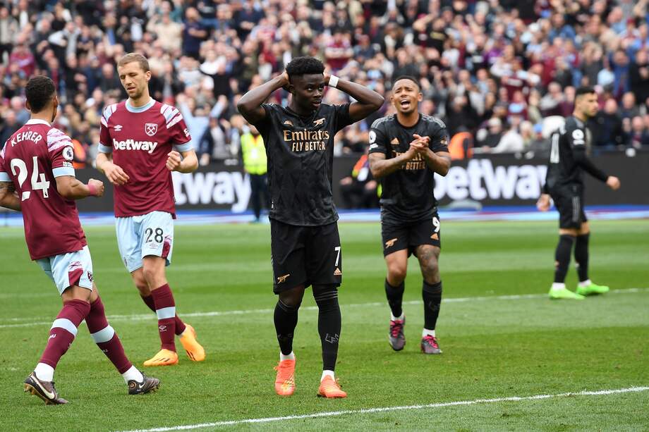 Bukayo Saka se lamenta tras fallar un penalti en el empate 2-2 frente a West Ham.