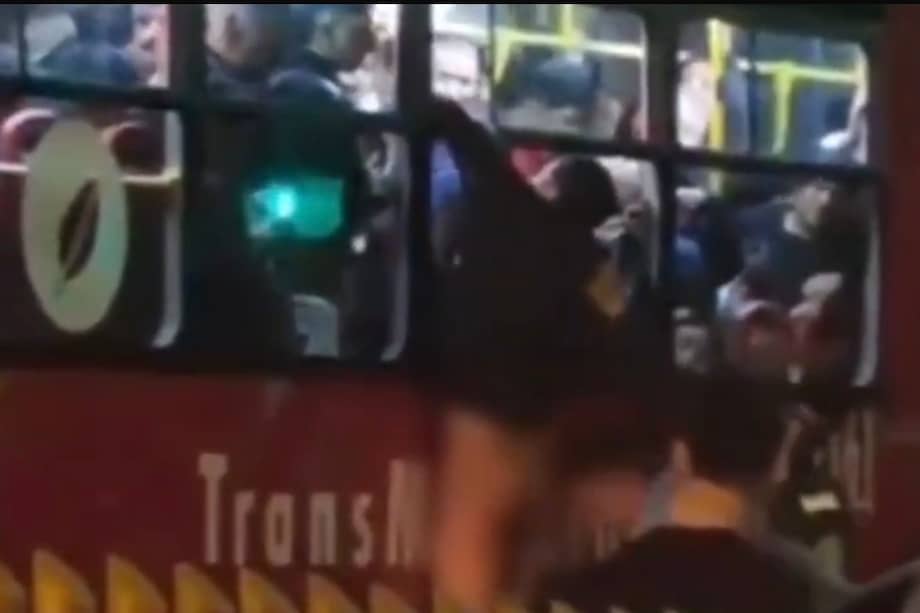 El intento de hurto terminó con el señalado colgado del articulado y retenido por varios pasajeros hasta la llegada de la Policía.