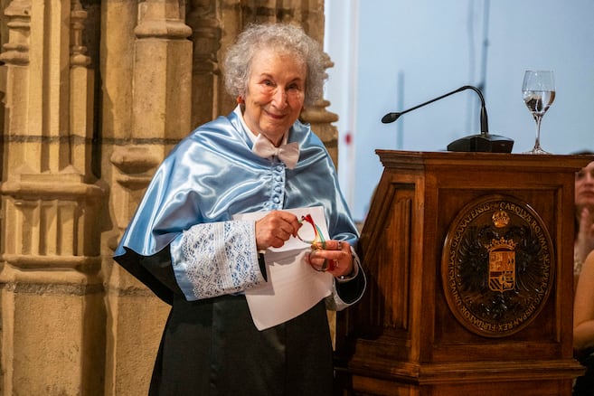 Margaret Atwood: "Un mundo que no puede pensar con claridad se dirige hacia el precipicio"