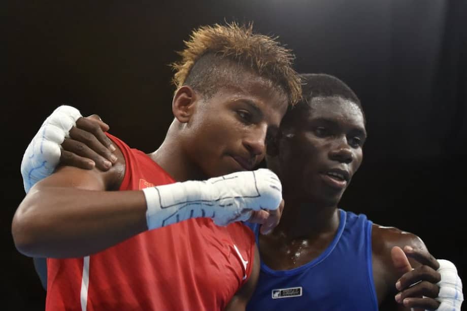 Yuberjén Martínez y el cubano Joahnys Argilagos previo a la semifinal de peso minimosca. Foto: AFP