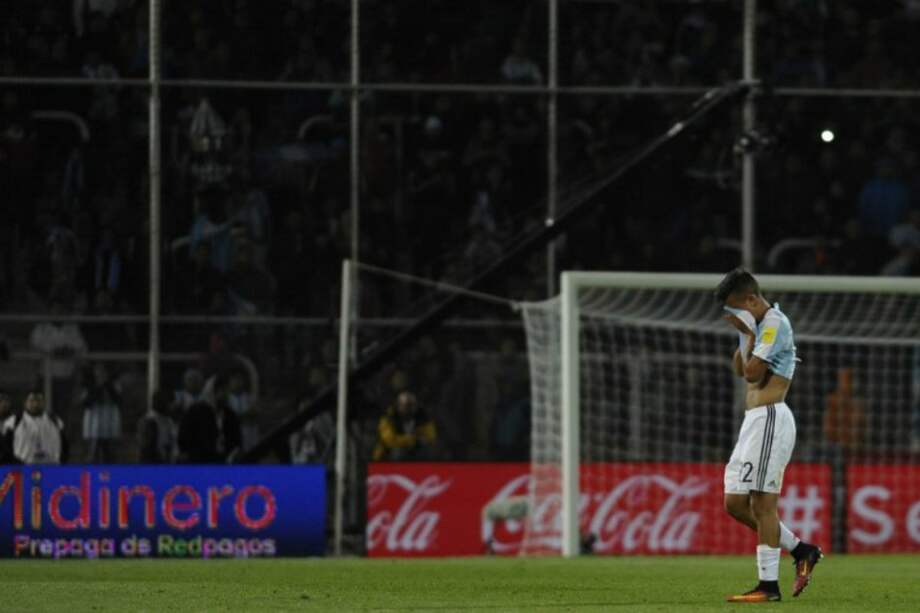 El delantero Paulo Dybala se retira entre lágrimas y aplausos de la cancha, tras ser expulsado en su debut con la selección Argentina. / AFP