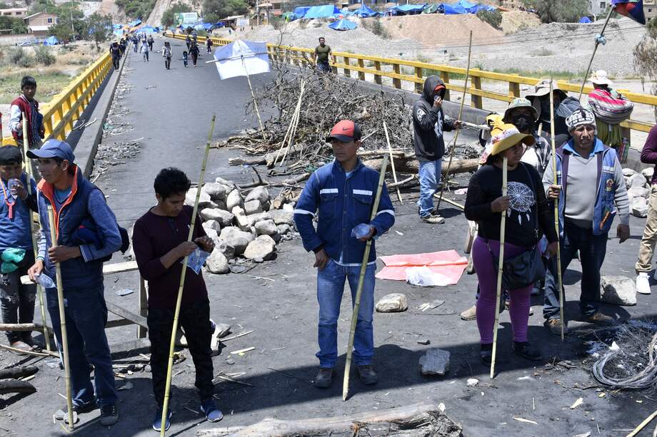 Simpatizantes del expresidente boliviano, Evo Morales, bloqueando una carretera en la entrada de la localidad de Parotani, Cochabamba (Bolivia).