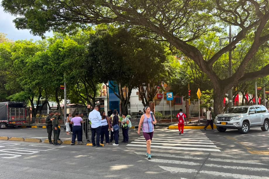 Los alrededores de la Arena USC permanecen custodiados por policías y militares, con controles de acceso y cierres viales previos a la primera posesión presidencial realizada fuera de Bogotá.