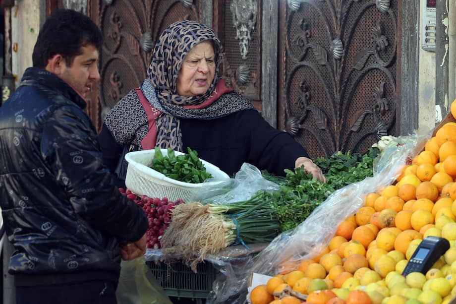 Iraníes compran en un mercado en Teherán a finales del 2025, cuando explotaron las protestas contra el régimen, originadas principalmente por una elevada inflación. EFE/EPA/ABEDIN TAHERKENAREH