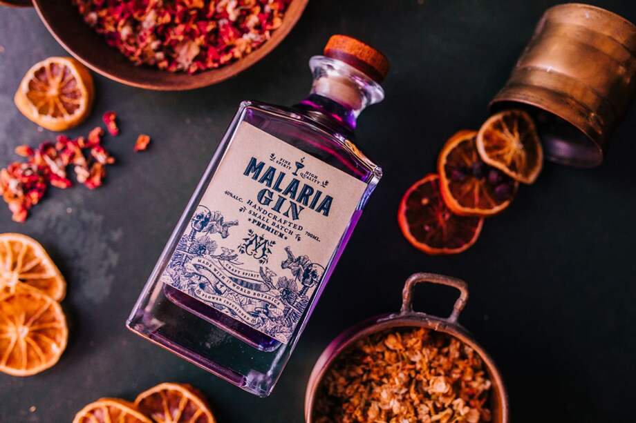 En Mendoza, la bodega Mosquita Muerta, por ejemplo, está detrás de Terrier, y la bodega Manos Negras, de Argentina Wild Gin, macerada con flores de manzanilla silvestre de Mendoza, enebro patagónico, cítricos del norte y agua de deshielo de la cordillera.