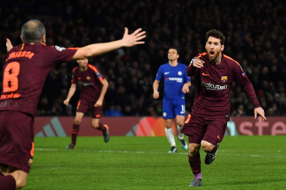 Lionel Messi celebra con Andrés Iniesta el gol del empate del Barcelona. / AFP