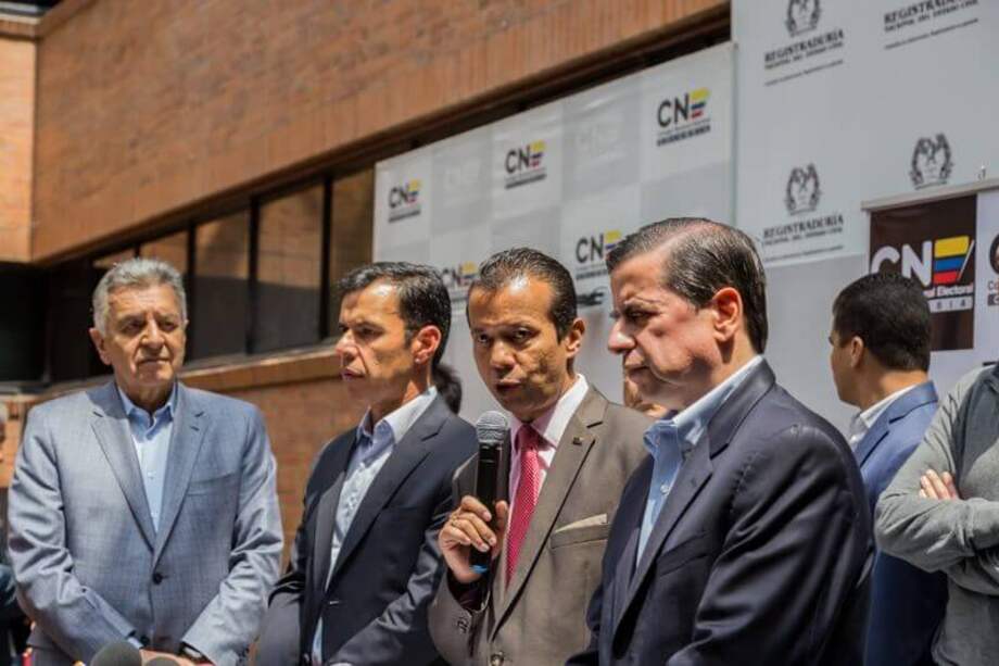 'Lucho' Garzón, Guillermo Rivera y Juan Fernando Cristo, con el presidente del CNE, Heriberto Sanabria. / Archivo particular