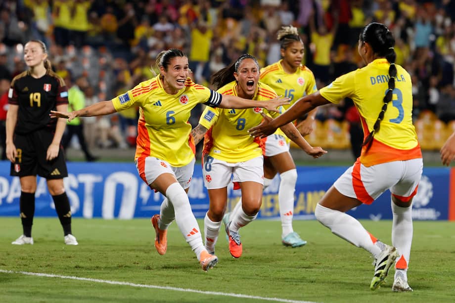 Jugadoras de Colombia celebran un gol este viernes, en un partido de la Liga de Naciones Femenina entre Colombia y Perú en el Atanasio Girardot, en Medellin (Colombia).