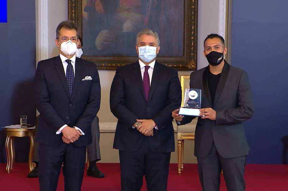 Javier Díaz Molina, presidente ejecutivo de Analdex; el presidente, Iván Duque, y Walter Moreno, gerente y fundador de Yolis S.A.S.