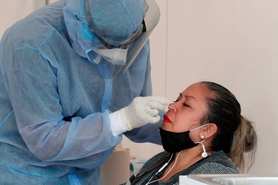 Las autoridades sanitarias han insistido en que la mejor manera de evitar un colapso en hospitales es estableciendo medidas de autocuidado.