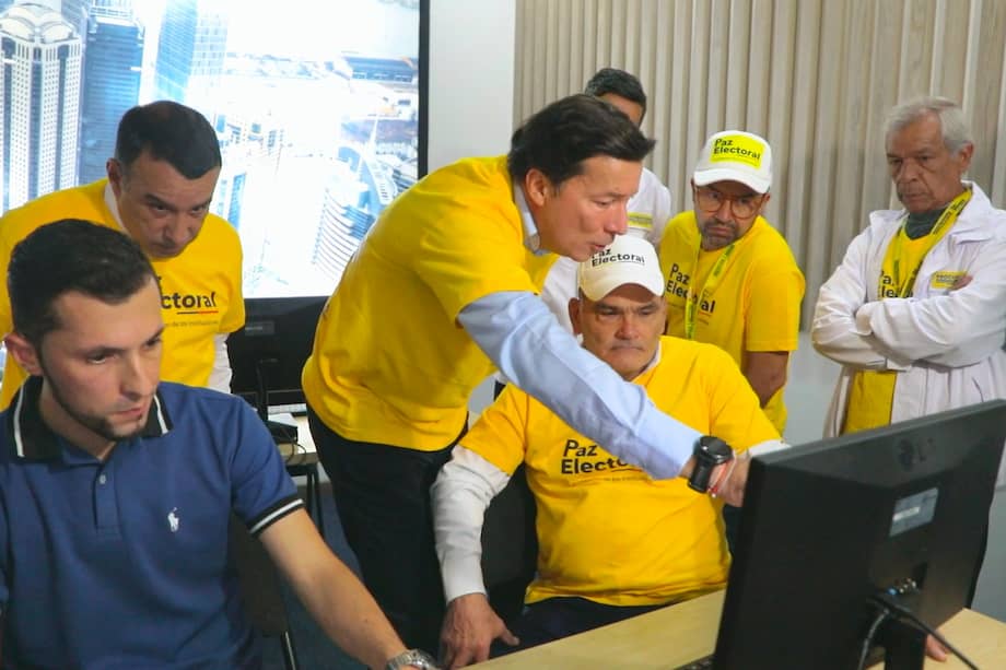 Registrador Hernán Penagos, procurador Gregorio Eljach y el gerente de informática de la Registraduría Hoslander Sáenz.