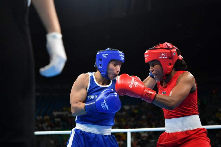 Ingrit Valencia (rojo) se quedó con la medalla de bronce. Foto: AFP