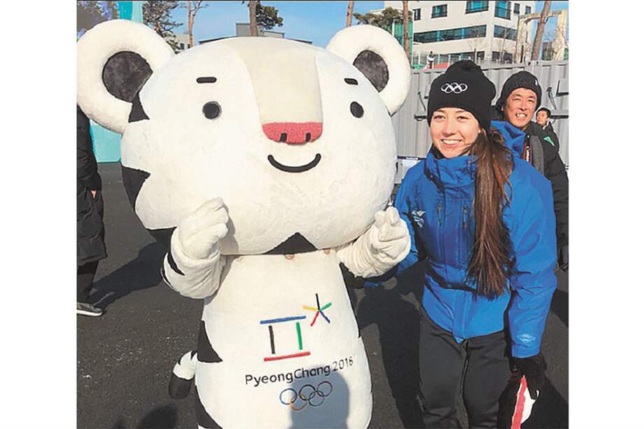 Laura Gómez con la mascota de las justas. / Cortesía COC