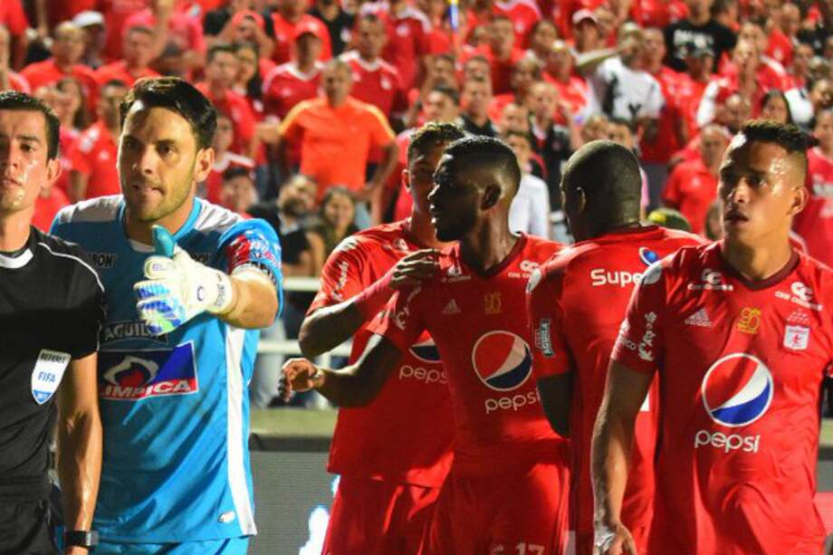 América y Júnior definirán, el domingo 3 de diciembre, uno de los semifinalistas de la Liga Águila. / @AmericadeCali