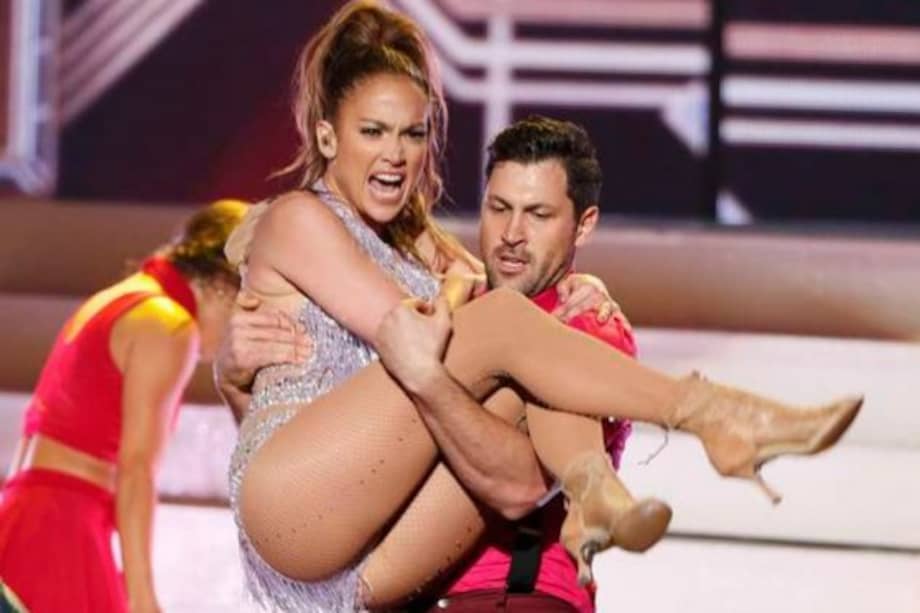 Jennifer Lopez y Maksim Chmerkovskiy en los Premios de la Música Americana 2013. / AFP