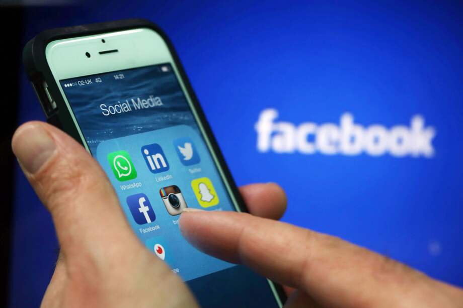 Las aplicaciones de redes sociales que incluyen WhattsApp, LinkedIn, Twitter, FaceBook, Instagram, SnapChat y Periscope se muestran en una carpeta de redes sociales en la pantalla de un iPhone 6 de Apple. / Bloomberg News.