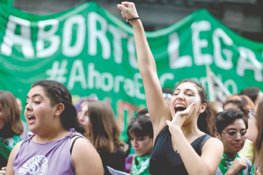 El 8 de marzo, miles de mujeres protestaron frente al Congreso argentino, a favor de la despenalización del aborto. / AP