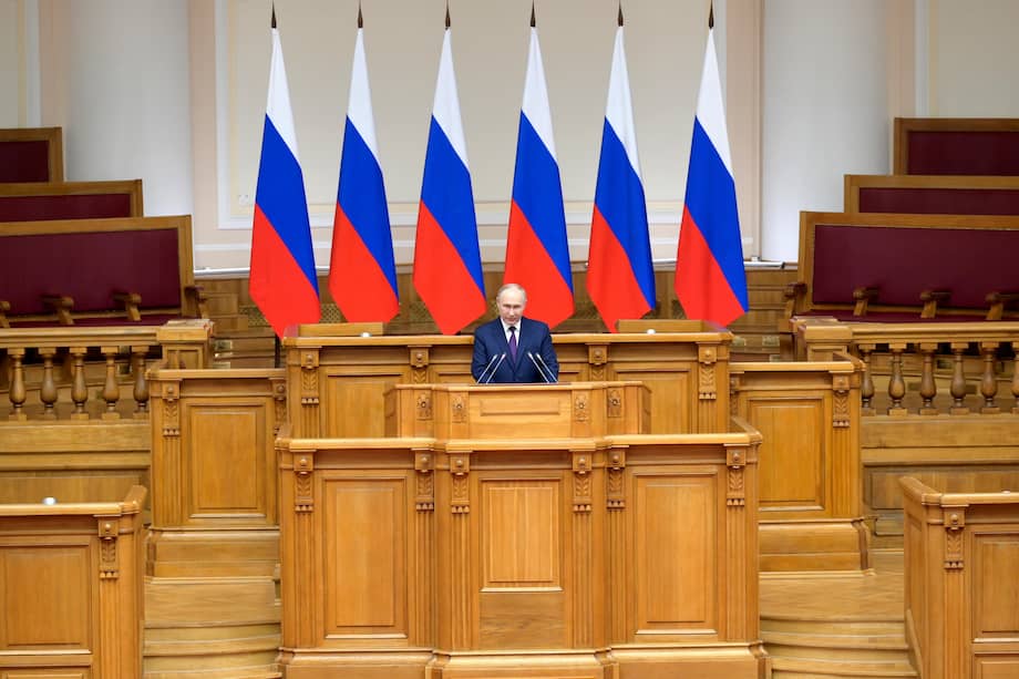 El presidente ruso, Vladimir Putin, habla durante una reunión del Consejo de Legisladores de Rusia dependiente de la Asamblea Federal Rusa en el Palacio Tauride de San Petersburgo, Rusia, el 26 de abril de 2024.