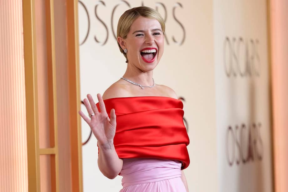 Jessie Buckley, una de las favoritas de la noche por ‘Hamnet’, eligió un palabra de honor de Chanel hecho a medida en tonos rosa y rojo. / EFE/EPA/Ryan Sun