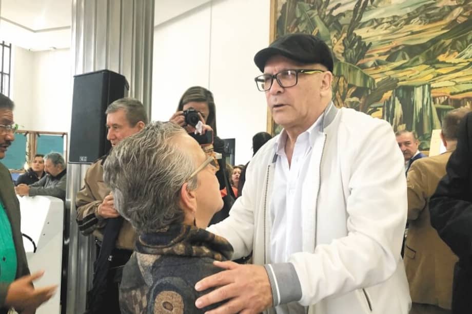 El último acto público al que asistió Iván Roberto Duque, el 15 de noviembre en la Comisión de la Verdad, donde se conoció el proceso de reconciliación que adelantaron 15 hombres y mujeres que combatieron en diferentes grupos guerrilleros y las autodefensas durante ocho meses. Fue el momento del abrazo que el excomandante paramilitar le dio a la comisionada de la Verdad, Lucía González, la artífice de juntar a quienes hicieron la guerra por décadas y que cometieron los peores crímenes buscando aniquilarse mutuamente. La mesa de excombatientes lamentó la muerte de Duque, a causa de un infarto en Medellín, porque estaba entregando información valiosa a la Comisión. / Gloria Castrillón - El Espectador