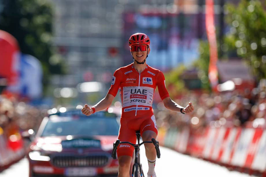 El ciclista esloveno del UAE Emirates, Tadej Pogačar, celebra su victoria en la cuarta etapa de la Vuelta a España 2026, este martes 25 de agosto.