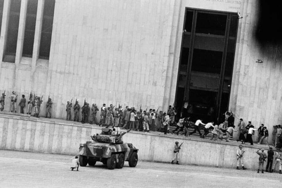 Exhuman cuerpo de guerrillero del M-19 que participó en la toma del Palacio de Justicia