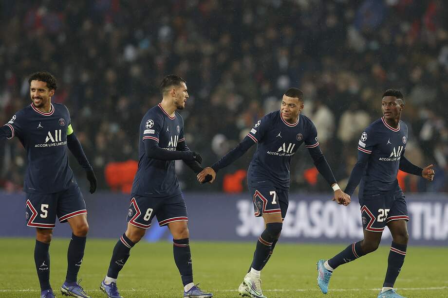 Los jugadores del PSG celebran tras la victoria contra el Madrid.