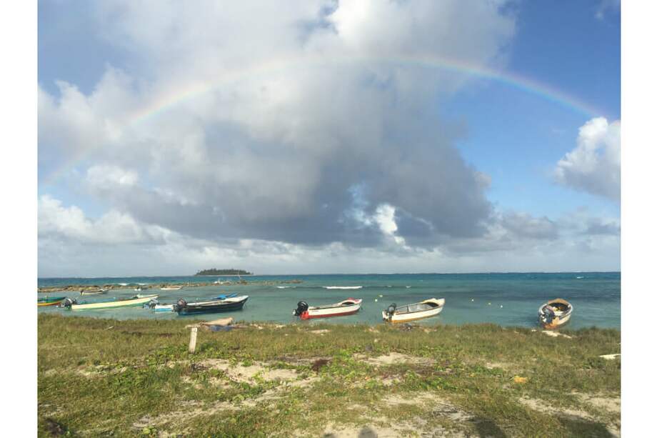 Imagen de un atardecer y lanchas de pesca en una de las principales playas de San Andrés, Spratt Bight. / María José Rojas