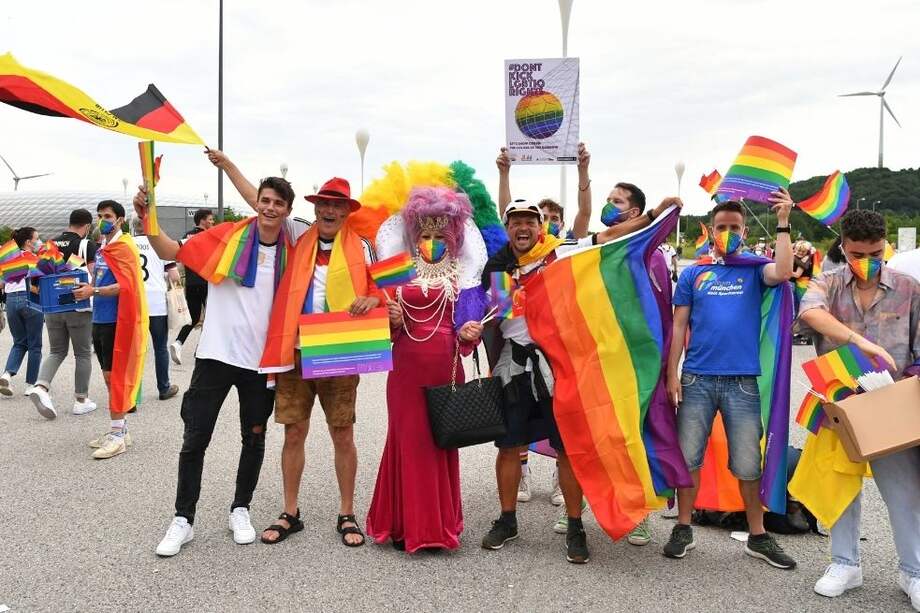 Los aficionados alemanes se manifiestan en contra de la posición de la UEFA.