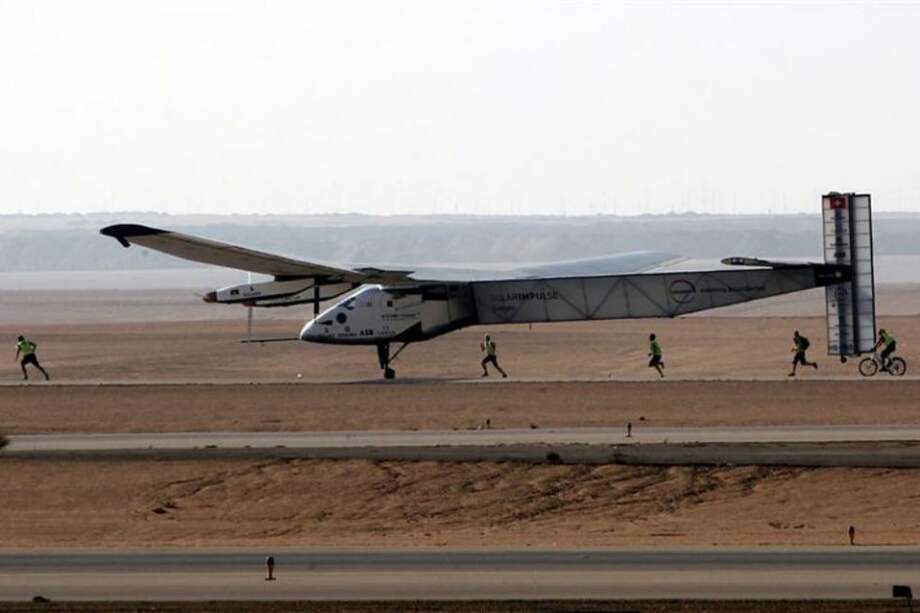 El avión solar Solar Impulse II durante su aterrizaje en el aeropuerto internacional de El Cairo. / EFE