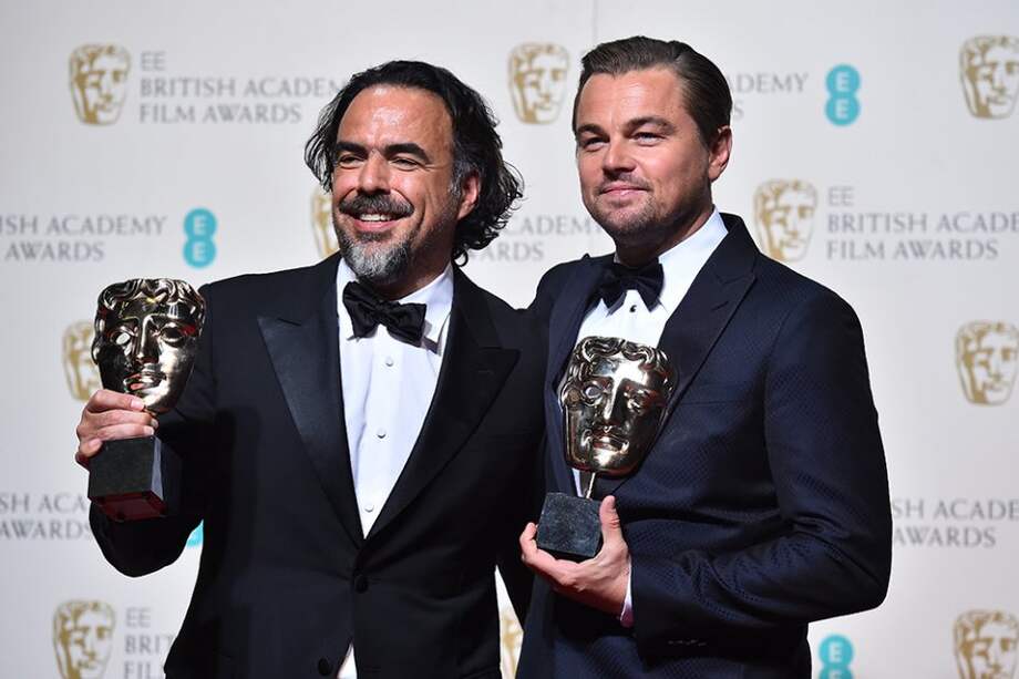 El director mexicano Alejandro González Iñárritu y el actor Leonardo DiCaprio en los Bafta 2016. / AFP