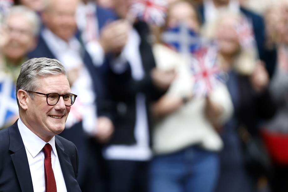 El nuevo Primer Ministro de Gran Bretaña, Keir Starmer, llega a Downing Street en Londres, Gran Bretaña, el 05 de julio de 2024. El líder del Partido Laborista, Keir Starmer, se convirtió en el nuevo primer ministro del país el 5 de julio, después de que su partido obtuviera una victoria aplastante en las elecciones generales.