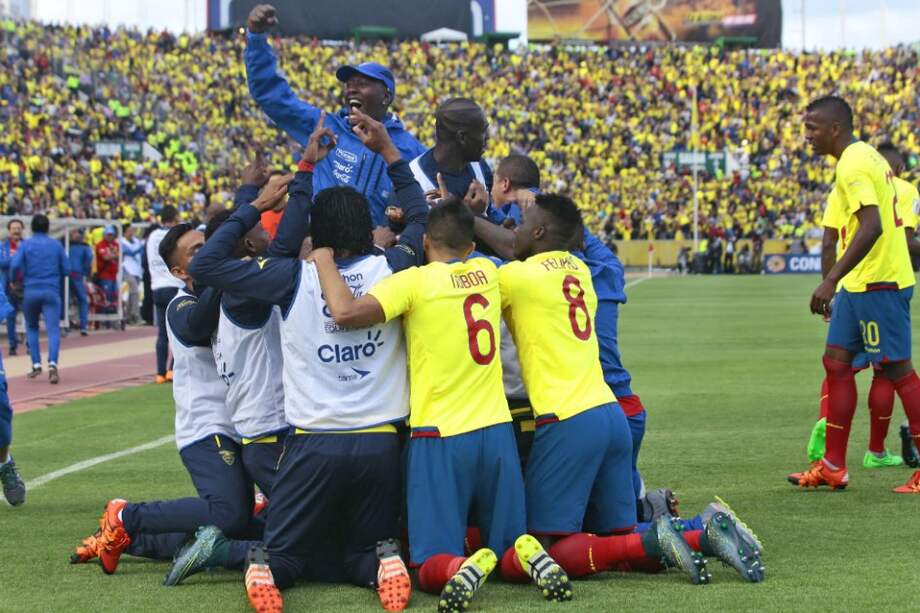 El plantel de Ecuador celebra el gol de Fidel Martínez que les dio la victoria 2-1 sobre Uruguay. / AFP