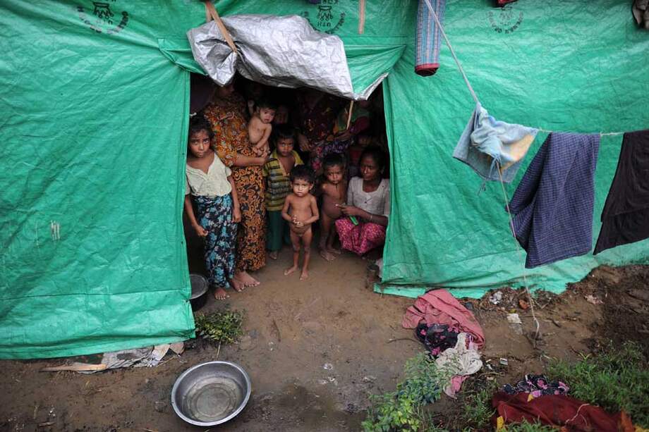 Un grupo de Rohingya en un campo para personas desplazadas en Sittwe, en medio de una gran pobreza. / AFP