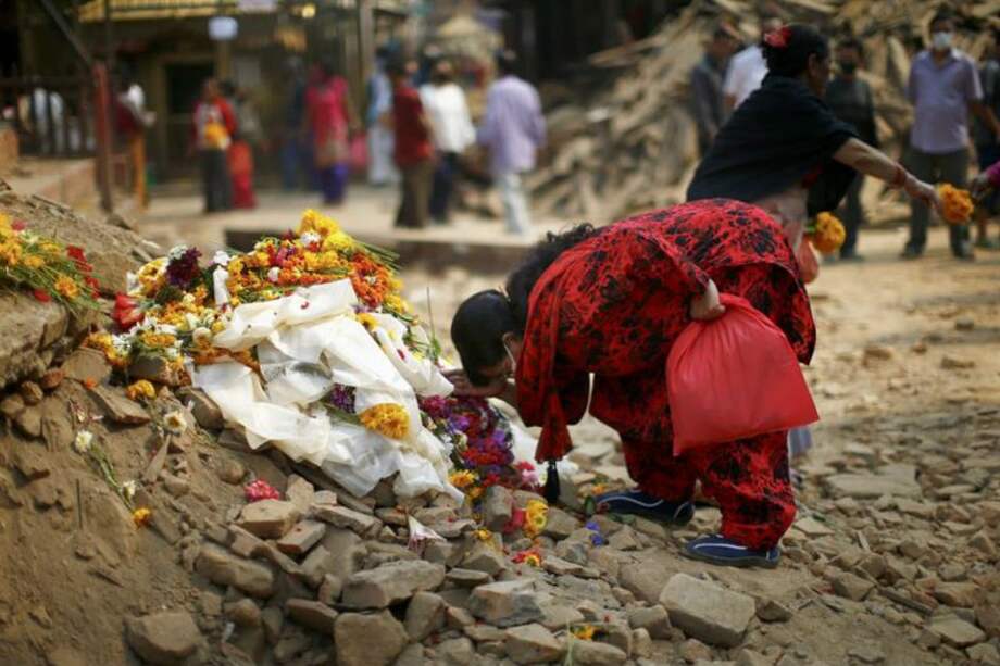 Depositan flores en la plaza de Durbar en memoria de las víctimas mortales del terremoto del pasado 25 de abril. / EFE